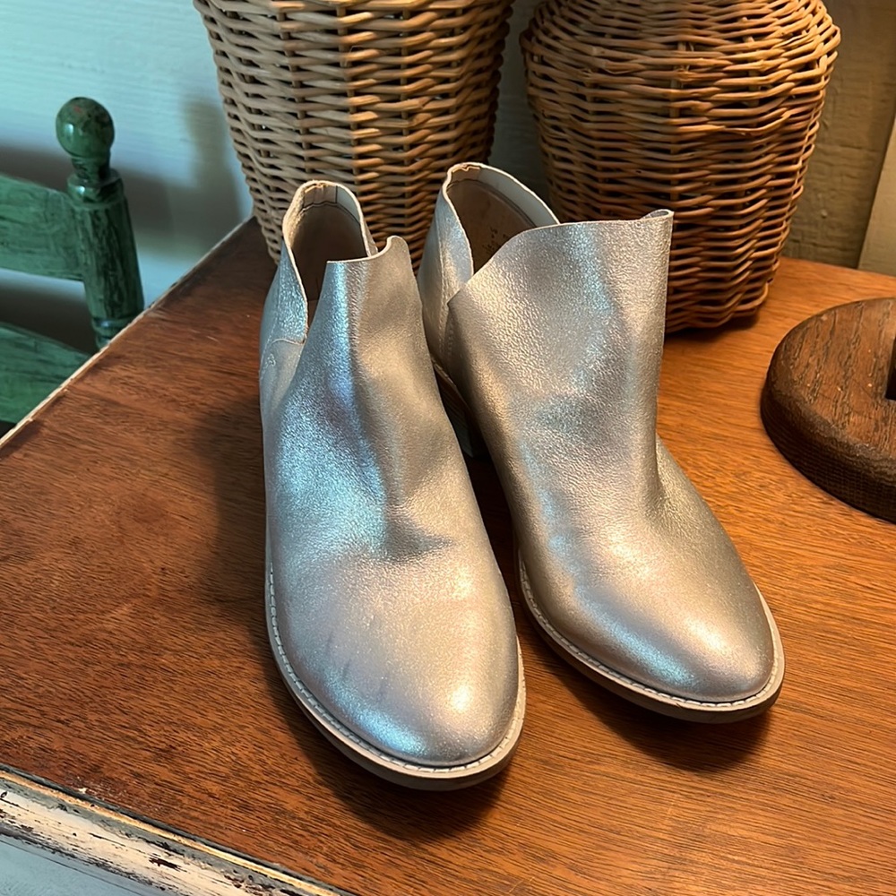 KELSI DAGGER :: super soft leather silver ankle boot :: size 8 :: EUC